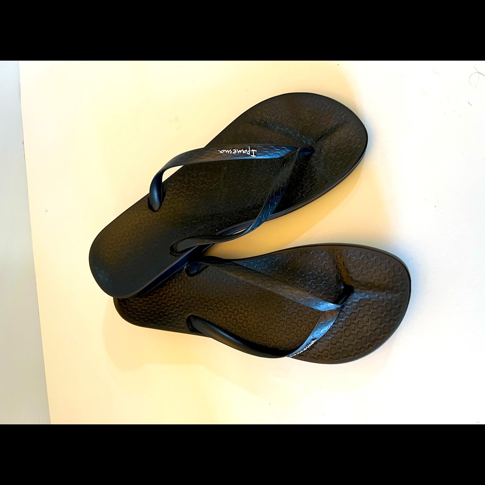 Ipemema flip flops size 9 black